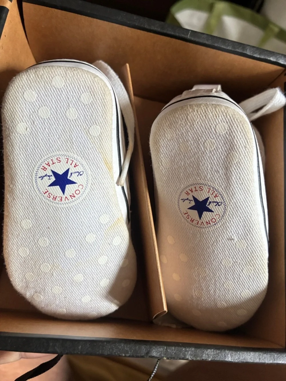 Converse Kids White Low Top Sneakers with Blue Star Logo. size 2c baby shoes